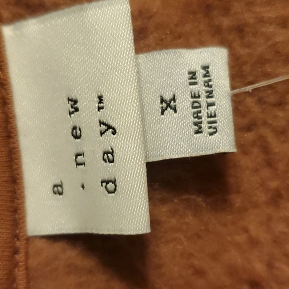 A.New DAY Sherpa like pullover top brown/mauve a size X new with tags. - Picture 5 of 5